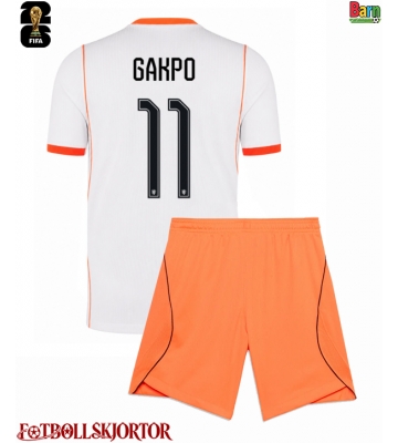 Nederländerna Cody Gakpo #11 Borta Kläder Barn VM 2026 Kortärmad (+ Korta byxor)